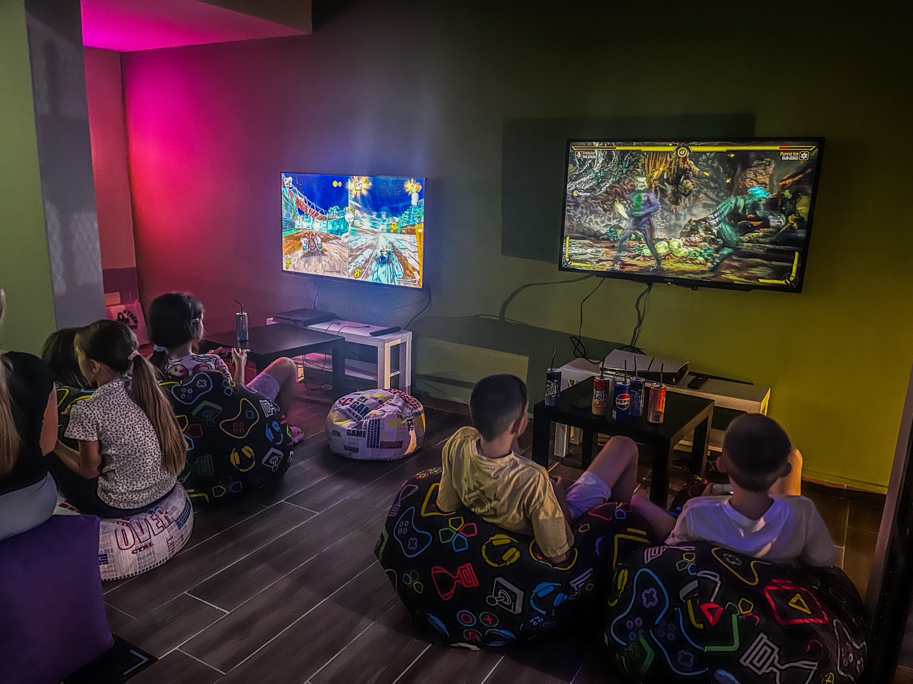 BravenTeen rodjendaonica - deca uživaju u gaming prostoru u Rumi